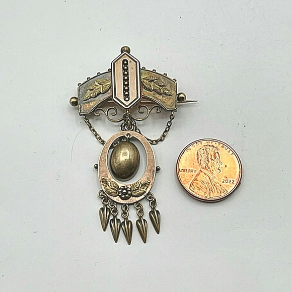 VICTORIAN ORNATE BRASS BROOCH WITH PIERCED DANGLE EARRINGS - Picture 3 of 9